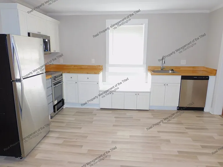 936 Albert St — Photo 5