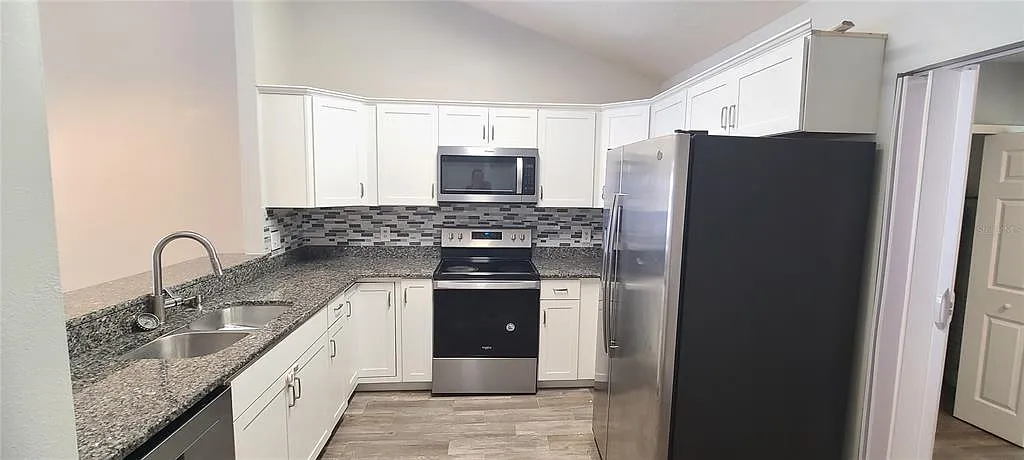 3 bed, 2.0 bath, 1169 sqft, $2,000 — Photo 3