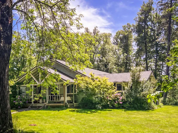 191 River Grove Dr, Cave Junction, OR 97523
