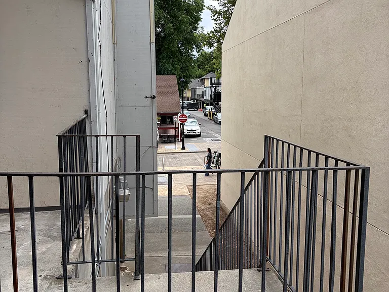 307 University Ave — Photo 12