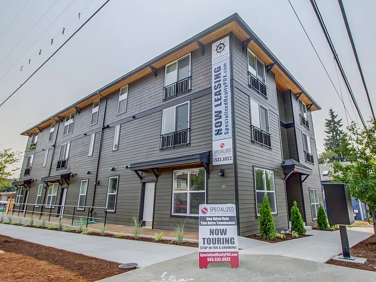 686 SE Spokane St #9 — Photo 2