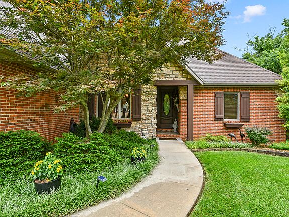 3rd image of 1078 W Shadowlawn Street