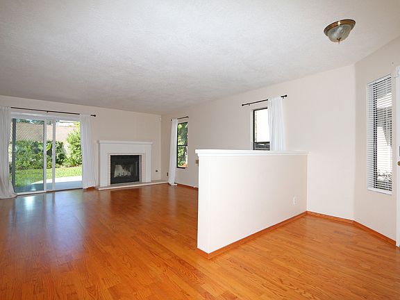 3rd image of 10952 Glencreek Cir