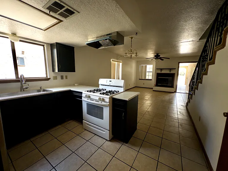 1633 Ebony Ave #1 — Photo 6