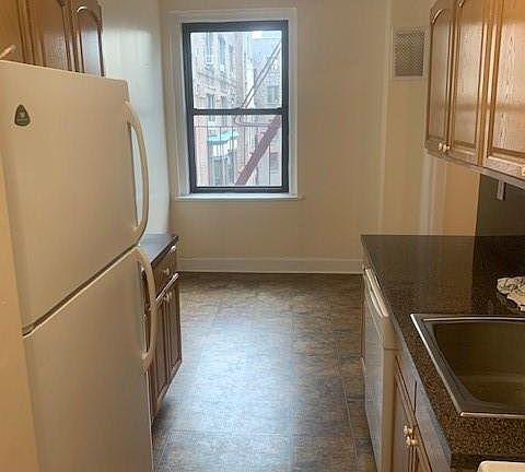 5th image of 250 Martine Ave #5A