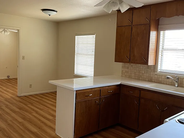 212 Skylark Dr — Photo 4