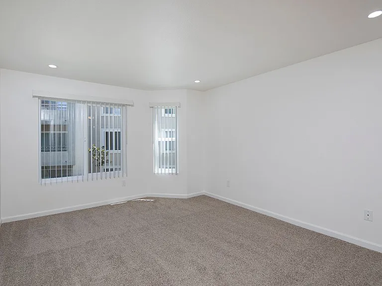 Mission Pacific Apartments — Photo 30