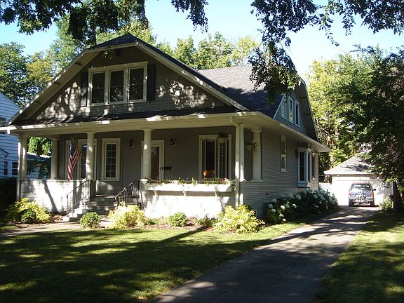 House w/ driveway & garage