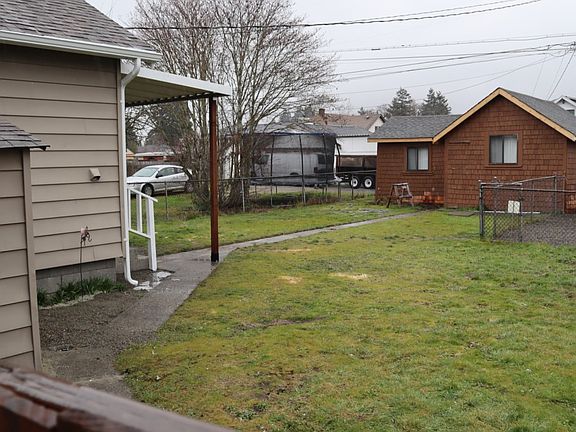 4th image of 5215 S Oakes St