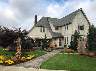 2 Devon Rd, Rockville Centre, NY 11570