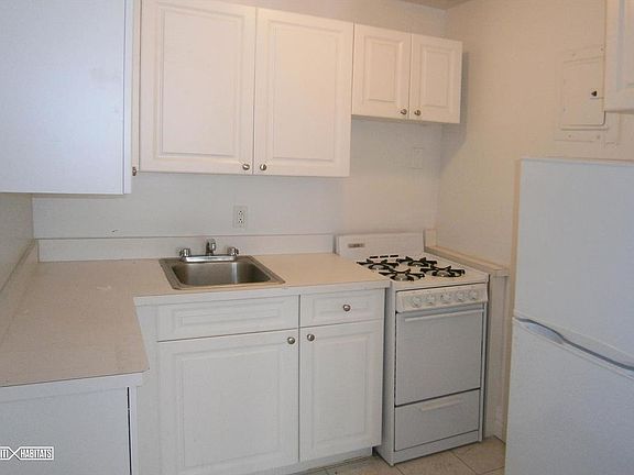 3rd image of 135 E 61st St APT 1B