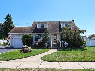 1 Oakdale Pl, Massapequa Park, NY 11762