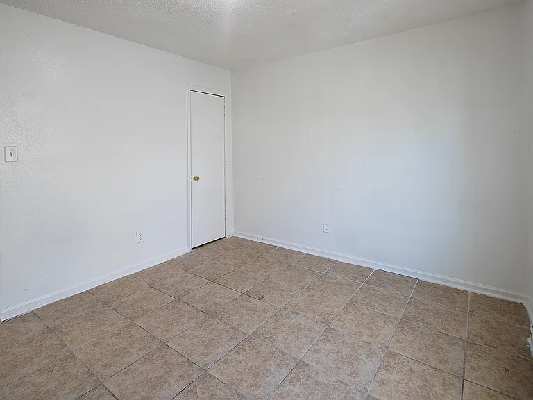 2718 Crescent Ln #D — Photo 7