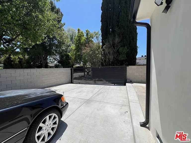 13338 Magnolia Blvd — Photo 55