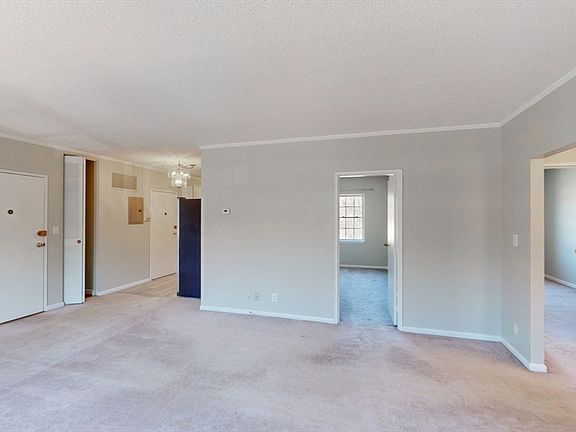 5th image of 137 Lake Shore Rd APT 4
