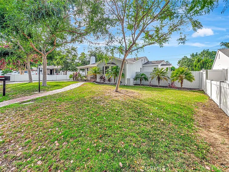 22907 Leonora Dr — Photo 45