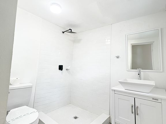 4th image of 205 S Grove St #6