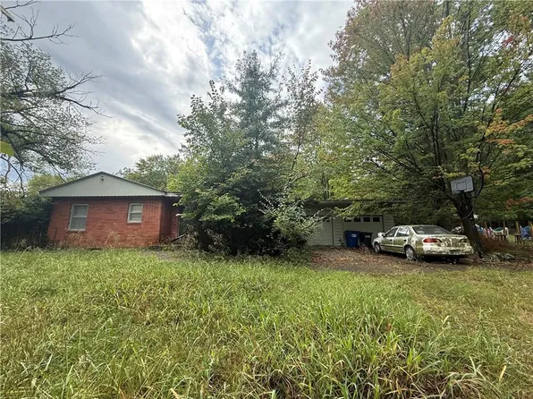 1515 Pinewood Dr, Lawrence, KS 66044