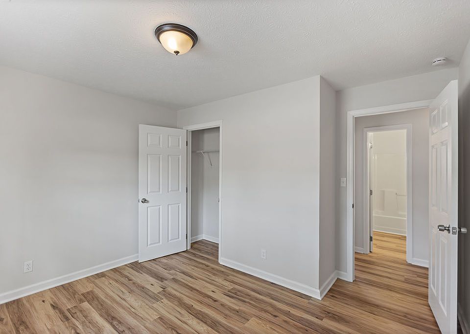 Master Bedroom (facing hallway/closet door)
