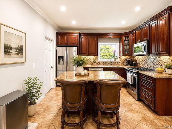 3rd image of 6 Inwood Place