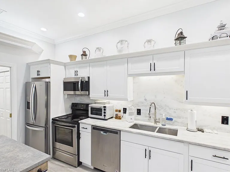 6072 Polly Ave — Photo 3