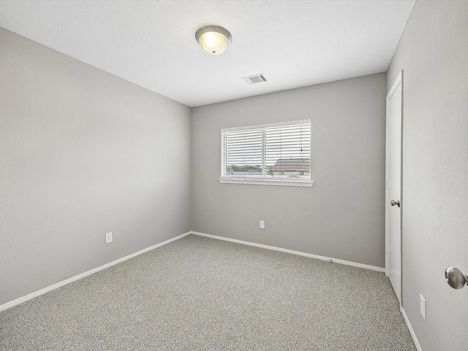 3 bed, 2.5 bath, 1320 sqft, $1,800 — Photo 4