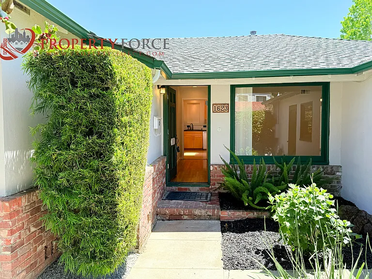1623 Howard Ave — Photo 2