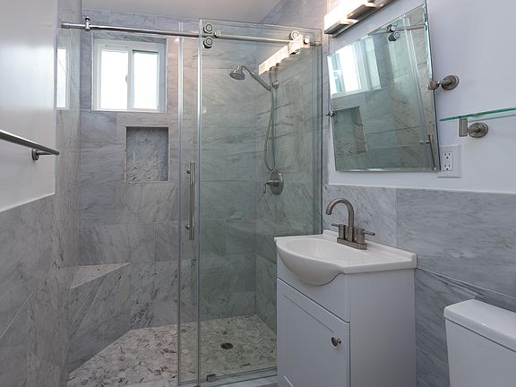 4th image of 506 S Broadway APT A