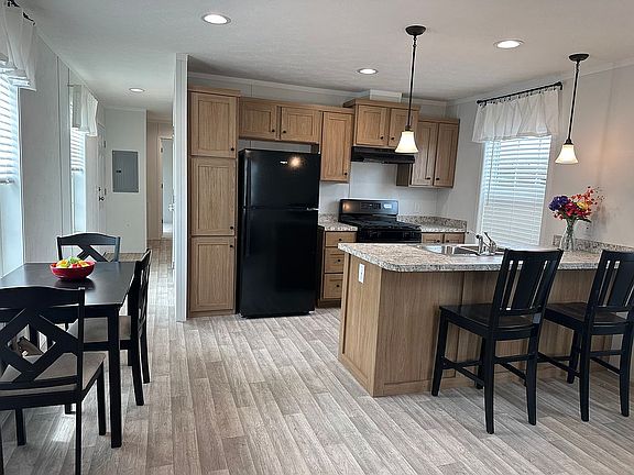 4th image of 54 Shamrock Dr