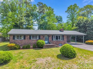 121 Greenfield Ln, Hendersonville, NC 28792