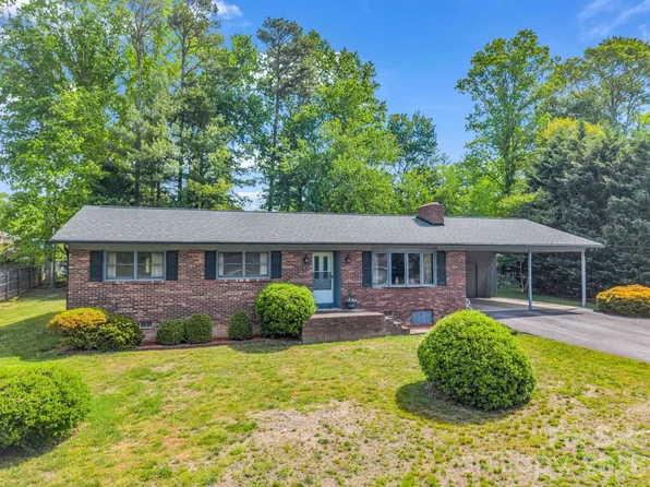 121 Greenfield Ln, Hendersonville, NC 28792