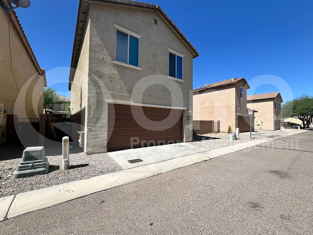 4 bed, 3.0 bath, 2447 sqft, $2,095 — Photo 1
