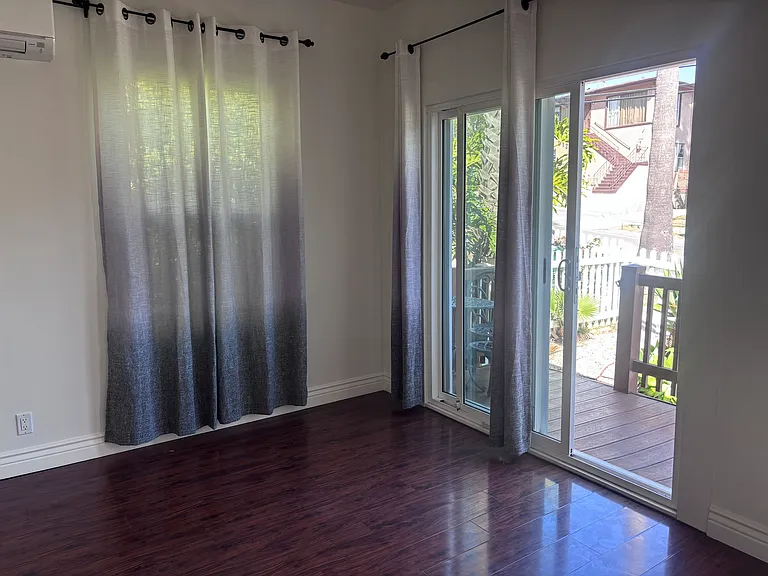 503 Bay St — Photo 9