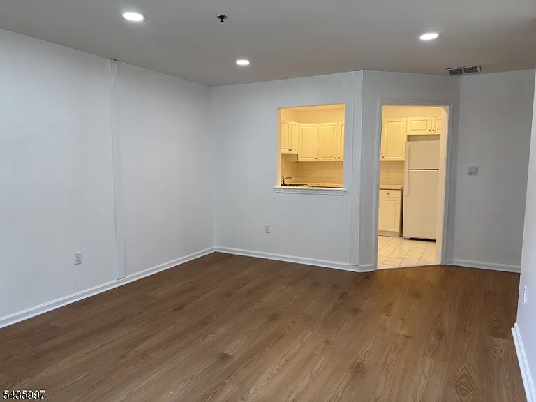 901 Stuyvesant Ave #106 — Photo 11