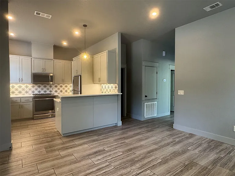 290 Hugo Rd #B — Photo 6