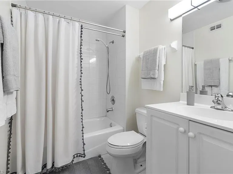 290 4th St S #202 — Photo 14