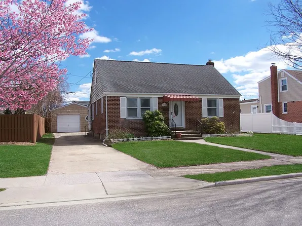 2182 McClellan St, East Meadow, NY 11554