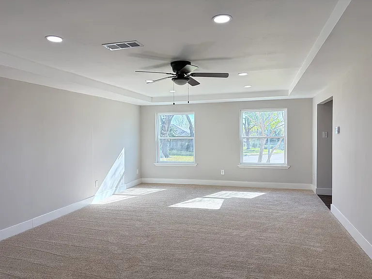 300 Woodhollow Ct — Photo 4