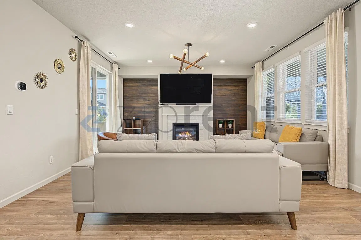 4 bed, 3.5 bath, 2476 sqft, $3,000 — Photo 2