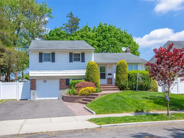 39 Colony Lane, Syosset, NY 11791