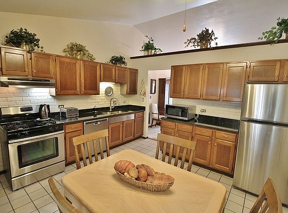 2nd image of 305 Islington Ln