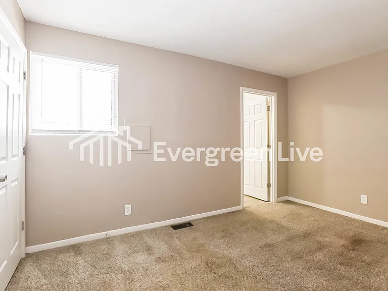 2422 Sharon Ave — Photo 5