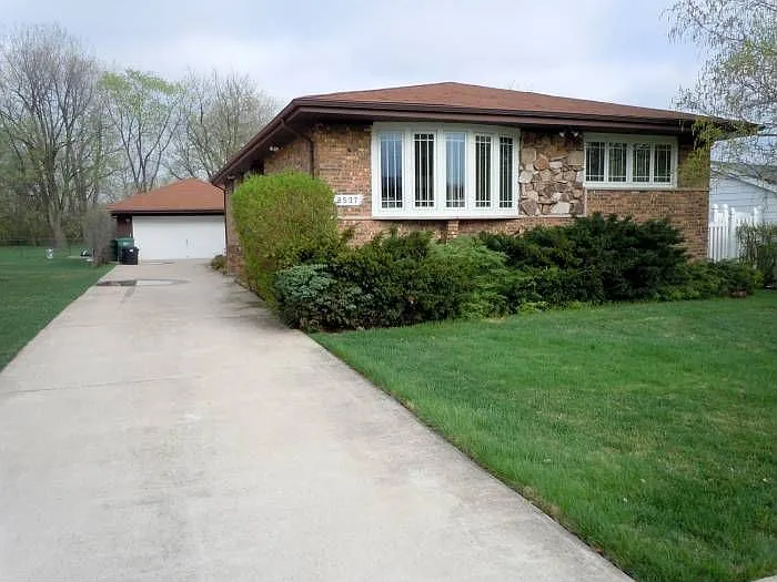 8537 Oak Park Ave photo 1