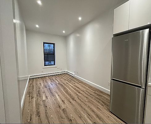 3rd image of 1446 Myrtle Ave #3