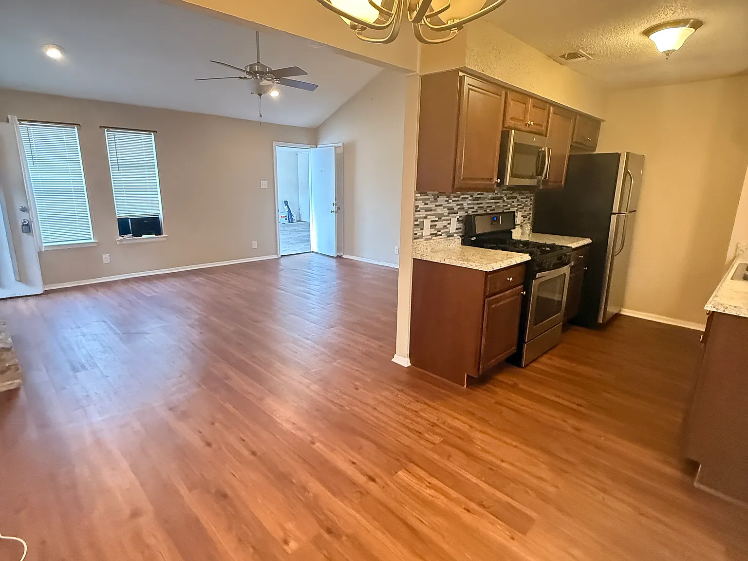 2 bed, 852 sqft, $1,800 — Photo 2