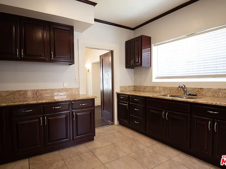 2142 S Victoria Ave — Photo 12
