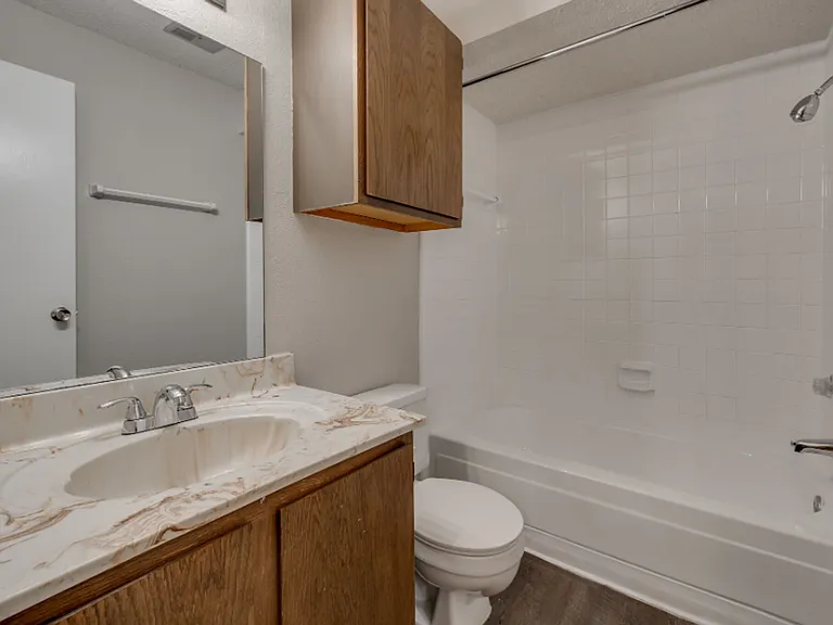 Quail Hollow Apartments — Photo 31