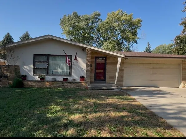 912 Pleasantview Dr, Storm Lake, IA 50588