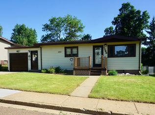 1096 Carroll St, Dickinson, ND 58601