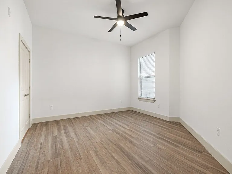 Maple District Lofts — Photo 28